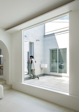 ・・・・白い家のアール壁